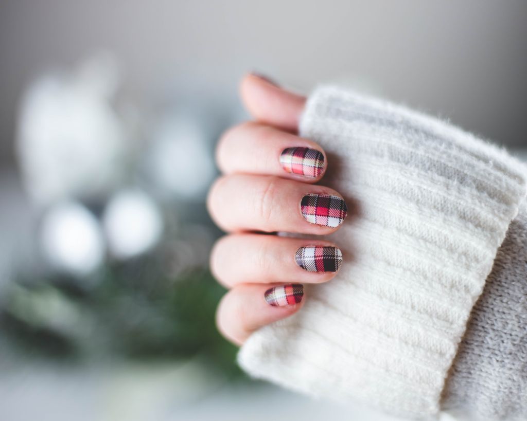 Plaid nails: Η τάση στο μανικιούρ που κυριαρχεί τώρα