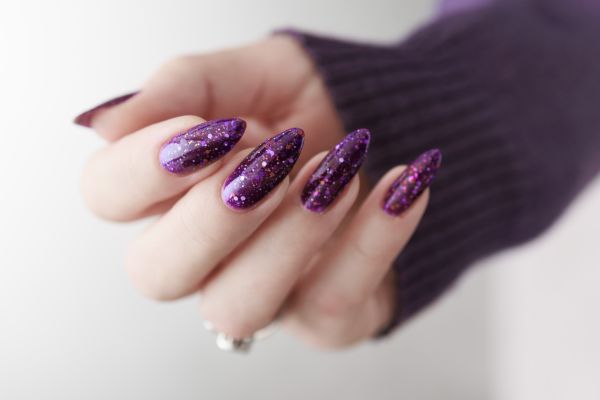 Mauve nails: Η απόχρωση στα νύχια που ταιριάζει σε όλες | imommy.gr