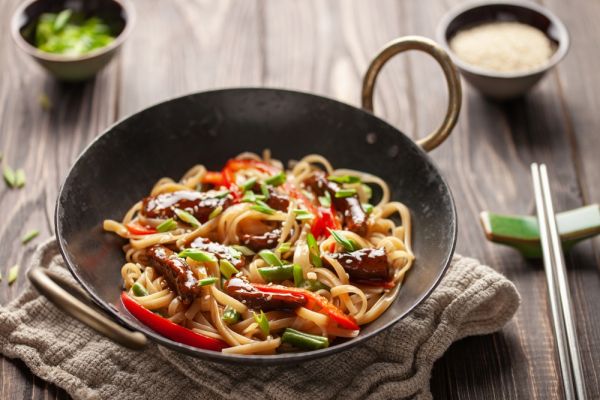 Φτιάχνουμε γλυκόξινα νουντλς με μοσχάρι στο σπίτι | imommy.gr