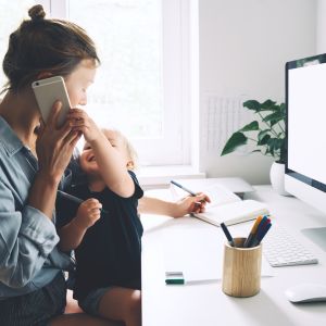 Κινητό: Πώς οι συνήθειές σας μπορεί να επηρεάσουν τη γλωσσική ανάπτυξη του παιδιού