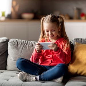 Smartphones: 5 tip για να μειώσουν τη χρήση τους τα παιδιά