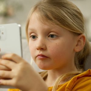 Οθόνες: Δώστε το καλό παράδειγμα στα παιδιά σας