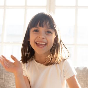 Το παιδί δεν μιλάει πολύ; Πώς θα «λυθεί» η γλώσσα του