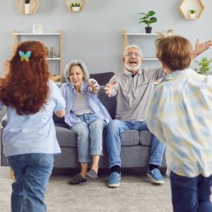 Πώς οι γιαγιάδες και οι παππούδες συμβάλλουν στην υγιή ανάπτυξη των παιδιών