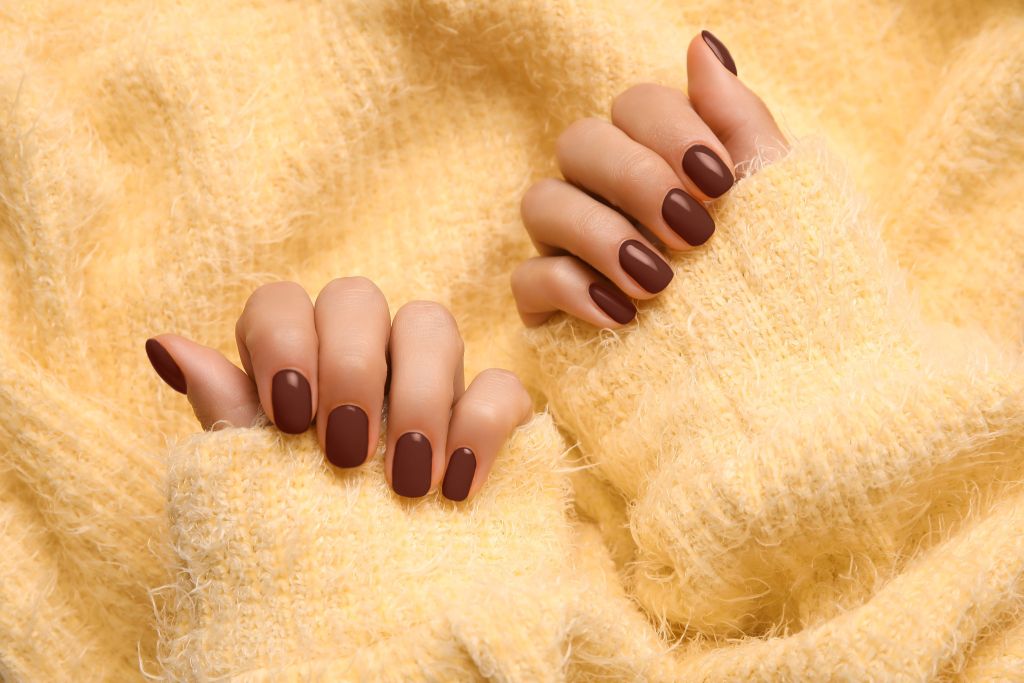 Rum Raisin nails: Η τάση στα νύχια που ταιριάζει στο φθινοπωρινό mood