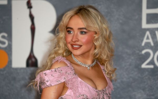 Sabrina Carpenter: Αυτά είναι τα μυστικά της λαμπερής επιδερμίδας της | imommy.gr