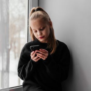 Γιατί τα παιδιά συνεχίζουν το scrolling ακόμη κι όταν φοβούνται όσα βλέπουν;