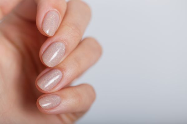 Chiffon nails: Η πιο chic εκδοχή των nude μανικιούρ | imommy.gr