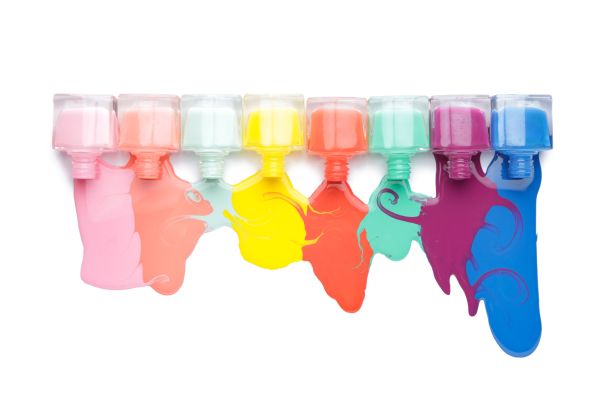 Striped Sweater nails: Αυτό είναι το πιο cozy και παιχνιδιάρικο μανικιούρ της σεζόν | imommy.gr