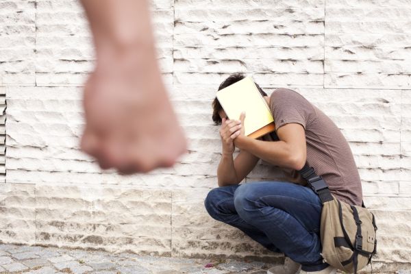 Λάρισα: Νεαροί ξυλοκόπησαν και λήστεψαν 16χρονο | imommy.gr