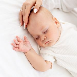 Το χάδι της μαμάς: Γιατί ηρεμεί τόσο τα μωρά;