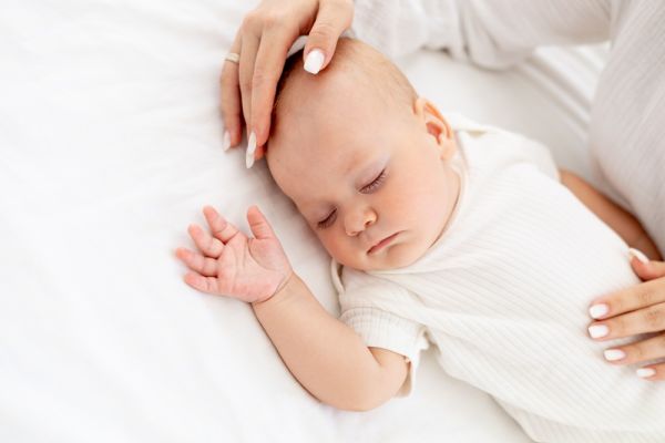 Το χάδι της μαμάς: Γιατί ηρεμεί τόσο τα μωρά;