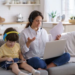 Πριν και μετά τα παιδιά: Πώς η μητρότητα αλλάζει την αντίληψή μας για τον χρόνο