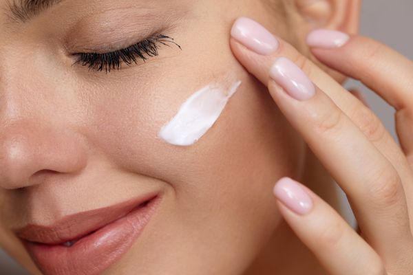 Είναι αφυδατωμένο το δέρμα σας; Το έξυπνο τρικ για να το καταλάβετε | imommy.gr