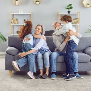 Παππούδες και γιαγιάδες: Oι σιωπηλοί «αρχιτέκτονες» των παιδικών αναμνήσεων