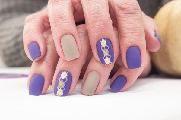 Argyle Sweater Nails: Η πιο cozy τάση στα νύχια | imommy.gr