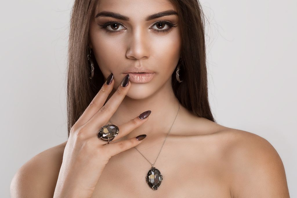 Caviar nails: Η τάση στα νύχια που είναι ιδανική για όλα τα πάρτι