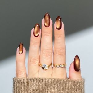 Chocolate suede nails: Η πιο cozy τάση στο μανικιούρ του χειμώνα