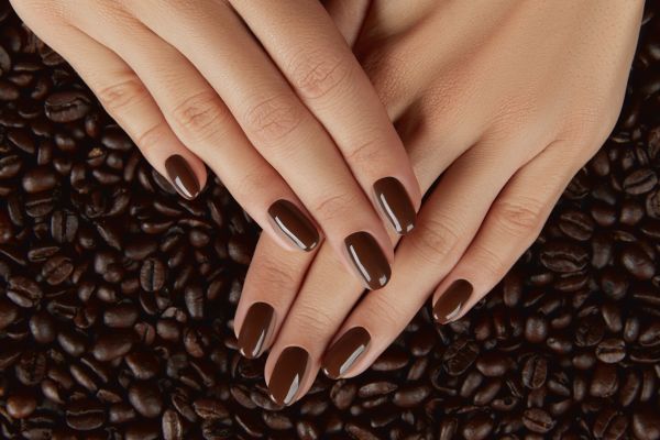 Coffee nails: Η πιο cozy τάση στο μανικιούρ | imommy.gr