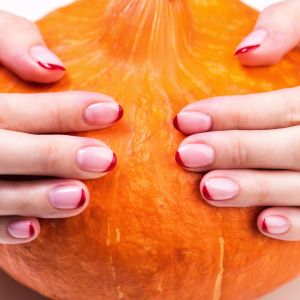 Γαλλικό μανικιούρ: Πώς θα το κάνετε πιο χειμωνιάτικο