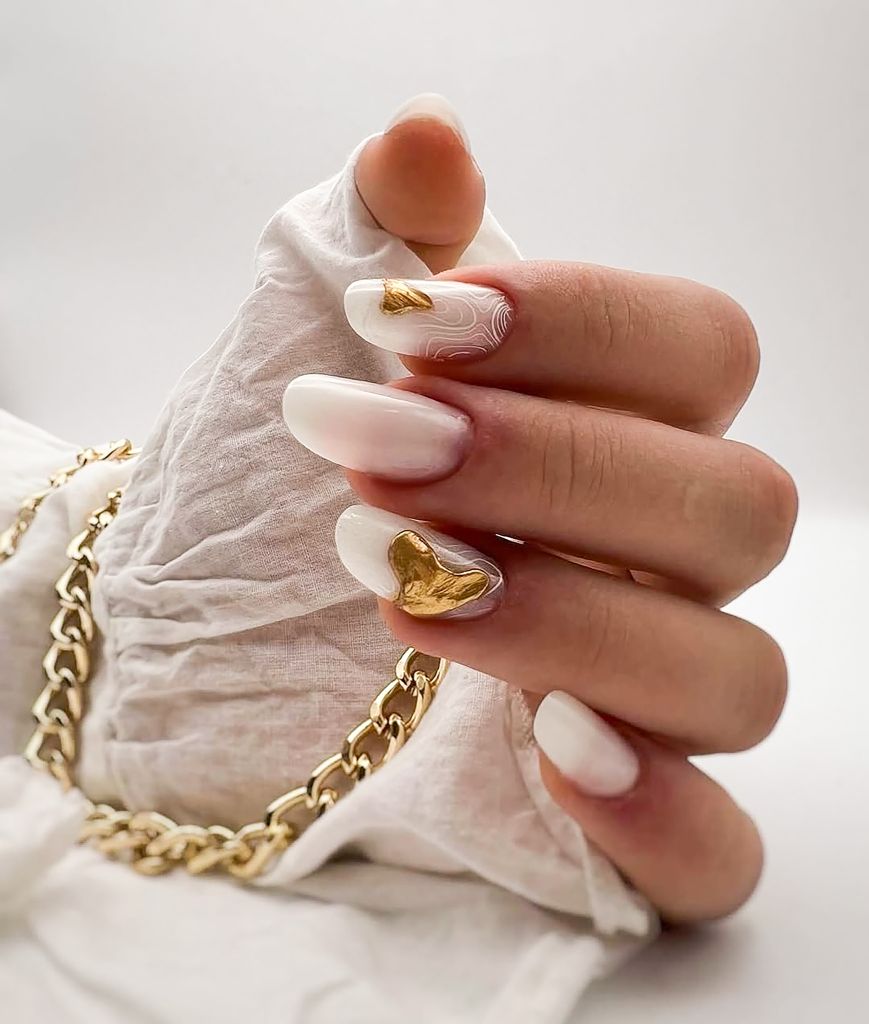 Gold almond nails: Το πιο κομψό μανικιούρ για την Πρωτοχρονιά