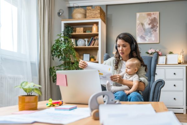 Γονείς: Οι κρυφές προκλήσεις όσων εργάζονται από το σπίτι