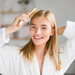 Ηλεκτρίζονται τα μαλλιά σας; Έξυπνα τρικ για να τα τιθασεύσετε