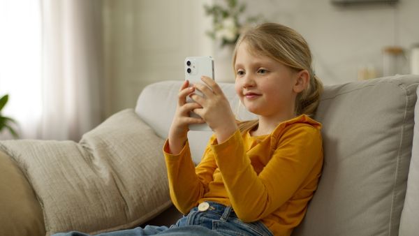 Κινητό από μικρή ηλικία; Οι 3 σοβαροί κίνδυνοι που αποκαλύπτει νέα έρευνα | imommy.gr