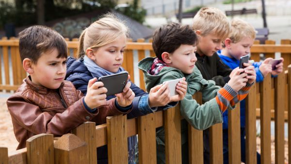 Η Ευρώπη ακολουθεί την Αυστραλία στην απαγόρευση των social media στα παιδιά – Τι ισχύει στην Ελλάδα; | imommy.gr