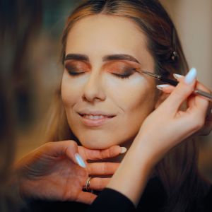 Λαμπερό μακιγιάζ: 4 έξυπνα tips από μια διάσημη makeup artist