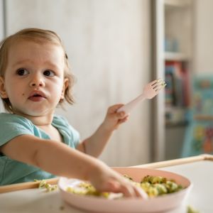 Νήπιο: Πώς να διαχειριστείτε τη «διαμαρτυρία» του για το φαγητό
