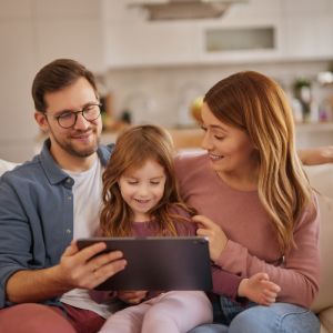 Γονείς: Πώς θα βοηθήσετε το παιδί να νιώθει ασφαλές online;