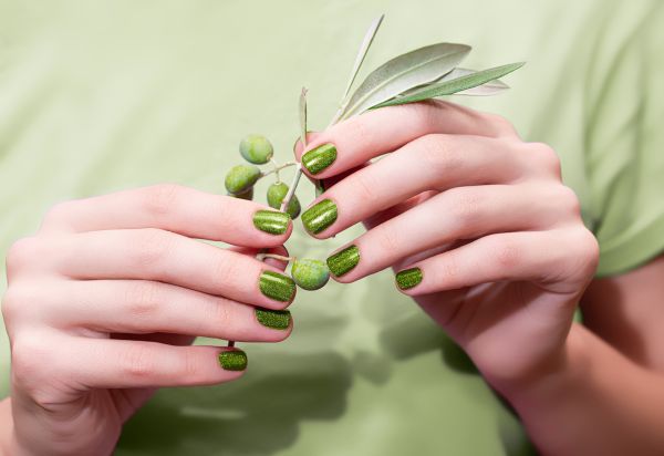 Olive green nails: Η απόχρωση του πράσινου που θα σας χαρίσει τα πιο «πολυτελή» μανικιούρ | imommy.gr