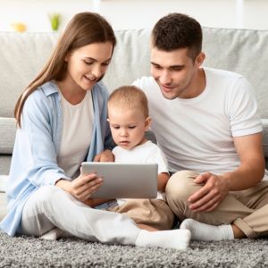 Οθόνες: Πώς επηρεάζουν τα μωρά;