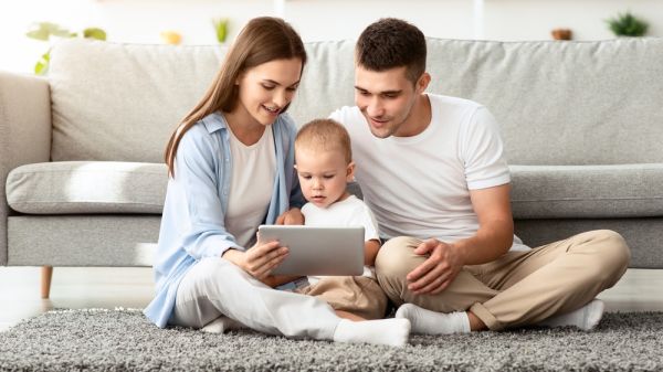 Οθόνες: Πώς επηρεάζουν τα μωρά; | imommy.gr