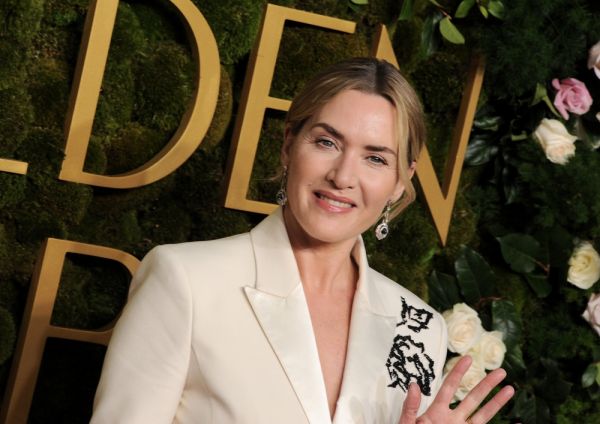 Η Κέιτ Γουίνσλετ στο κόκκινο χαλί αγκαλιά με τον γιο της | imommy.gr