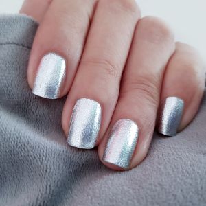 Ασημί νύχια: Είναι το nude των γιορτών;