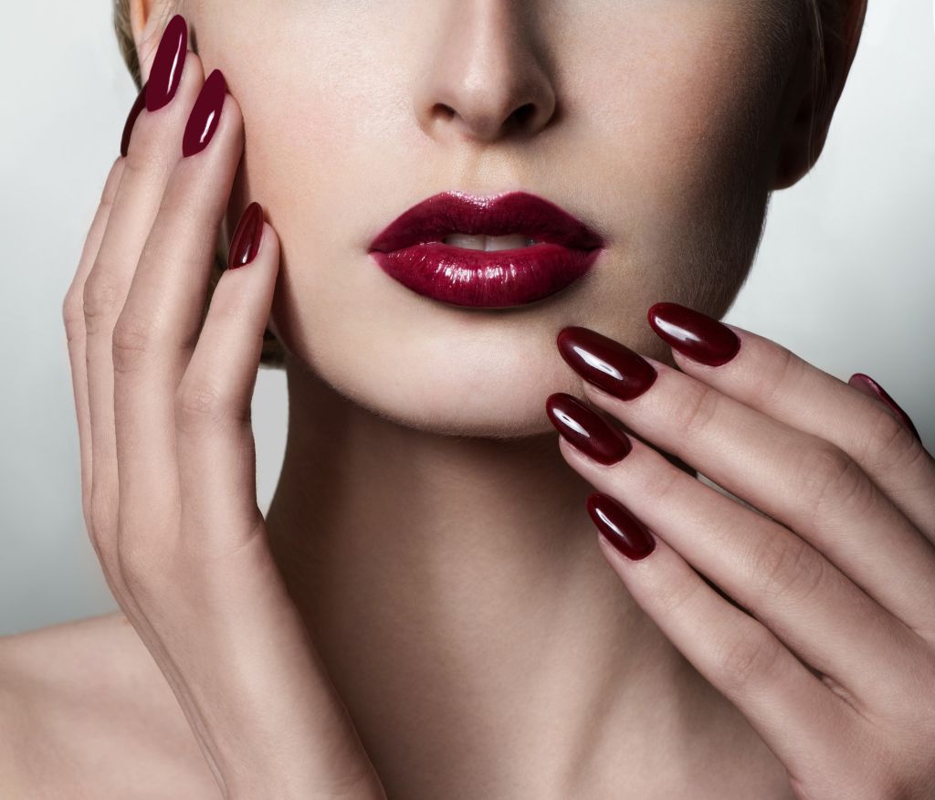 Τα βουργουνδί nail designs που αξίζει να αποθηκεύσετε