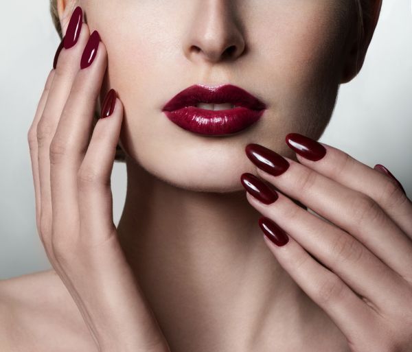Τα βουργουνδί nail designs που αξίζει να αποθηκεύσετε | imommy.gr