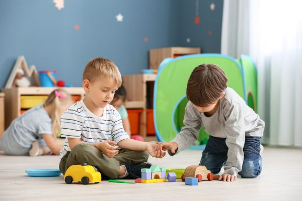 Ευτυχισμένα παιδιά: Η κοινωνική «κόλλα» που μας συνδέει