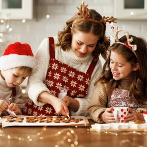 Πρωτοχρονιάτικο τραπέζι: 5 τρόποι να συμπεριλάβετε τα παιδιά στις προετοιμασίες