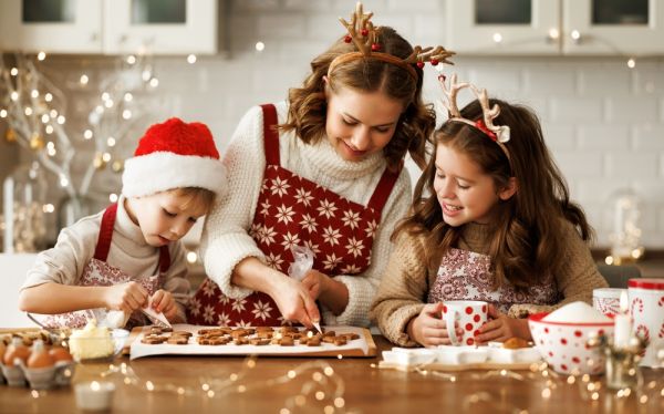 Πρωτοχρονιάτικο τραπέζι: 5 τρόποι να συμπεριλάβετε τα παιδιά στις προετοιμασίες | imommy.gr