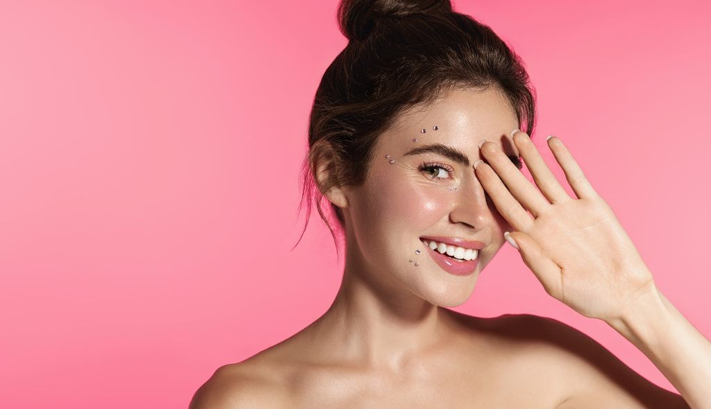 Barbie Blush Look: Η viral τάση στο μακιγιάζ που θα σας κάνει να μοιάζετε με κούκλα