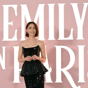 Τα bob haircut looks που ξεχωρίσαμε από τη σειρά Emily in Paris