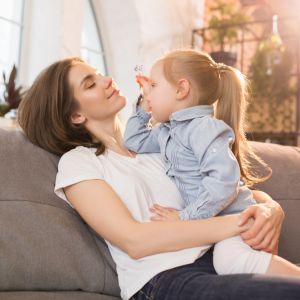 Ένα «μπράβο» ή ένα δώρο; Τι βοηθά πραγματικά το παιδί;