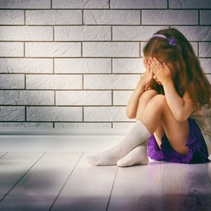 Τι κάνουμε όταν το παιδί φοβάται το σκοτάδι, τον αποχωρισμό ή το σχολείο…;