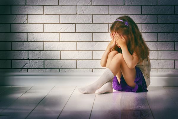 Τι κάνουμε όταν το παιδί φοβάται το σκοτάδι, τον αποχωρισμό ή το σχολείο…;