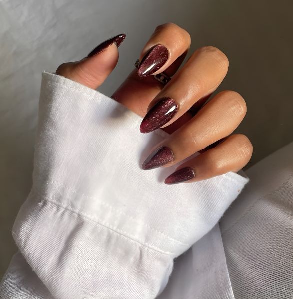 Glass brown nails: Η πιο κομψή τάση στο μανικιούρ | imommy.gr
