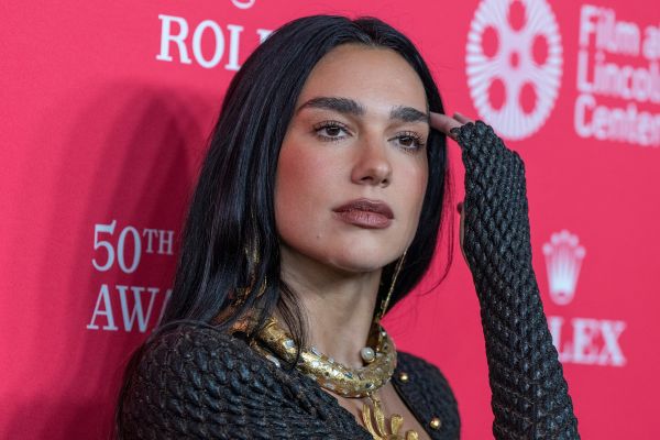 Halo nails: Η τάση στο μανικιούρ που ξεκίνησε η Dua Lipa | imommy.gr