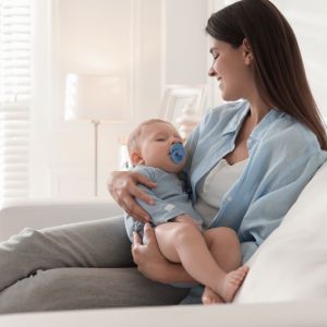 Μωρά και αγκαλιά: Όσο περισσότερο τόσο το καλύτερο, σύμφωνα με την επιστήμη